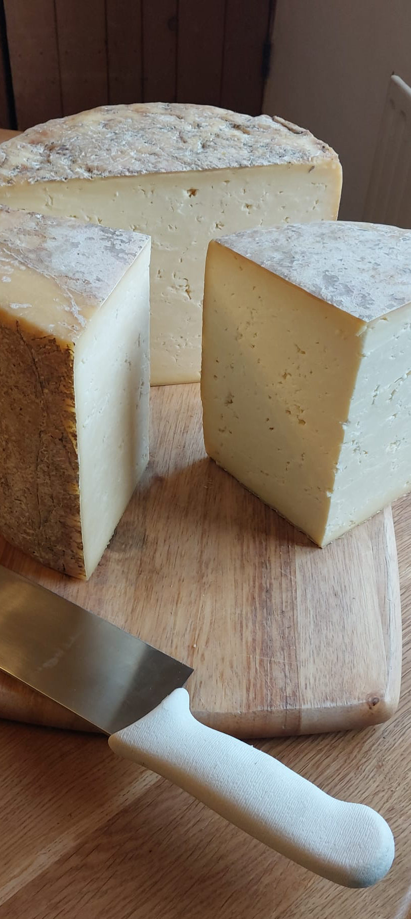 PAGEWOOD Cheddar (medium aged & raw)